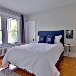 Disponible maintenant - Grand 7 1/2 meublé tout inclus - Photo 2