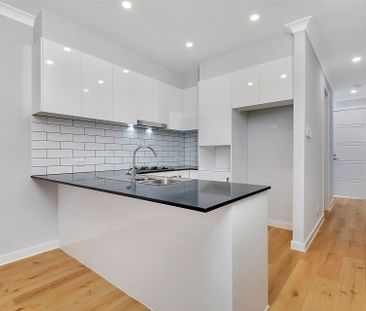 Executive Townhouse! - Photo 5