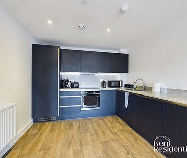 1 bed flat to rent in Glenway Road, Rochester, ME1 - Photo 2