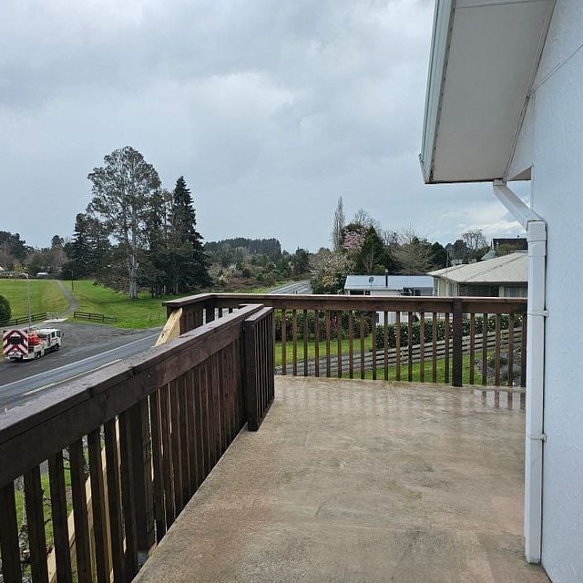 Charming 3-storey 5 bedroom Home w/ Deck & Garden! - Photo 1