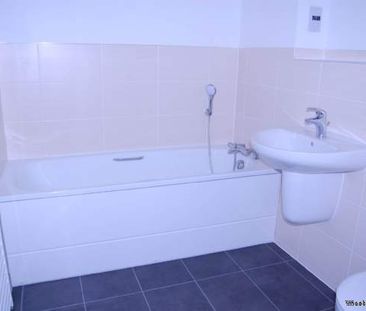 2 bedroom property to rent in Addlestone - Photo 2