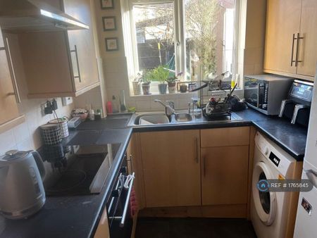 3 bedroom semi-detached house to rent - Photo 4