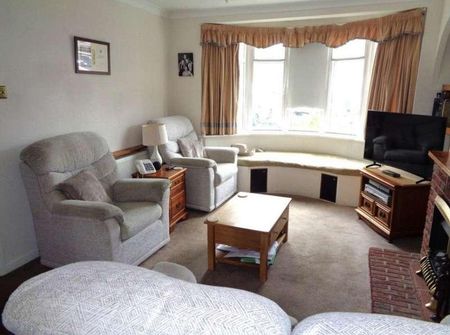 Stanwell Gardens, Stanwell, Staines-upon-thames, Surrey, TW19 - Photo 3