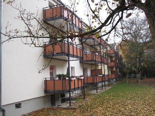 Frisch sanierte 2-Zimmer-Wohnung mit großem Balkon - Photo 1