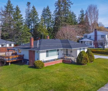 Updated 5-bedroom, 3 bath house – Powell River - Photo 4