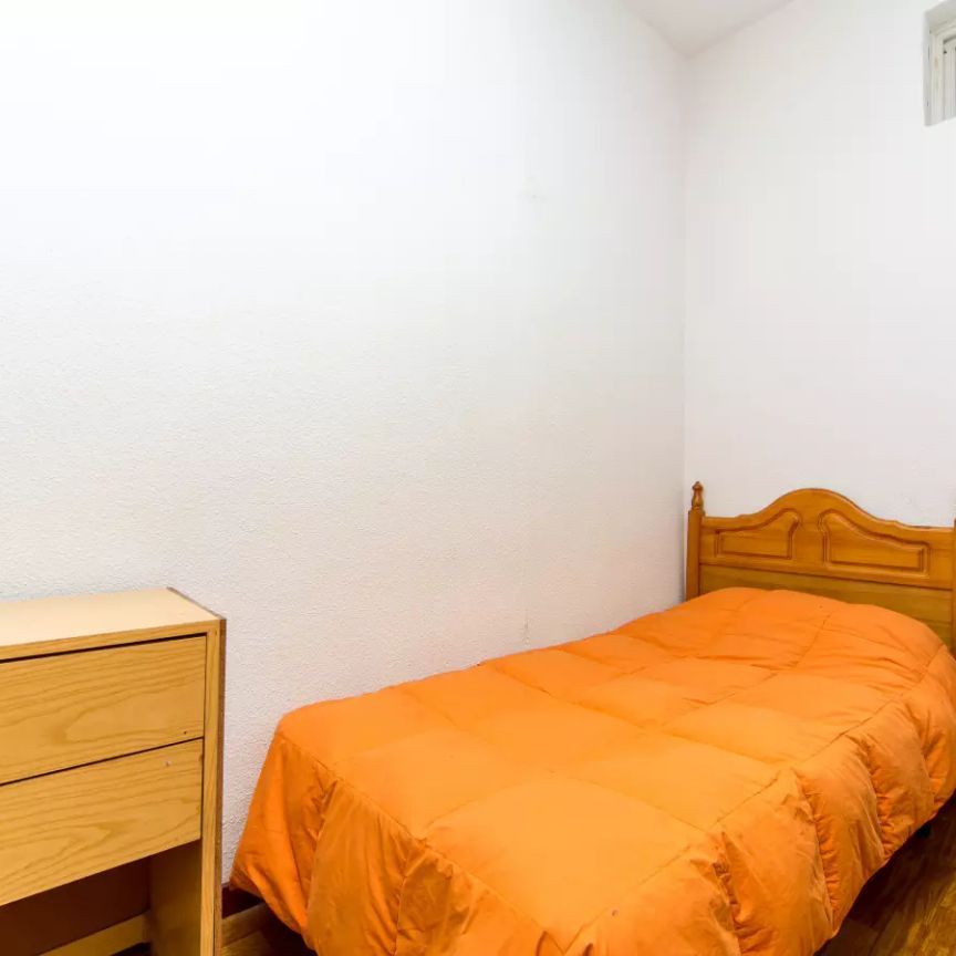 Huge room with window view interior patio in 9-bedroom apartment, Malasaña - Females Only - Photo 1