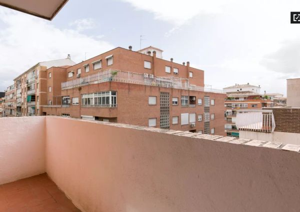 Single Bed in Room in a shared 5-bedroom apartment for rent in Camino de Ronda.