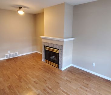 Gorgeous Deer Park Townhouse! 2 Bedrooms 2.5 Baths!! FULLY FINISHED!! - Photo 4