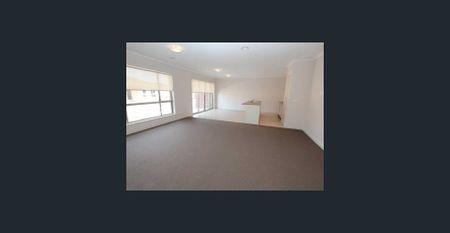 Alfredton 3BR, 2BA, family home, quiet street, double garage, secure enclosed yard - Photo 2