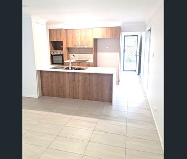 4 BED- 2 BATH FULLY DUCTED AIR-CONDITIONED TOWNHOUSE - Photo 5