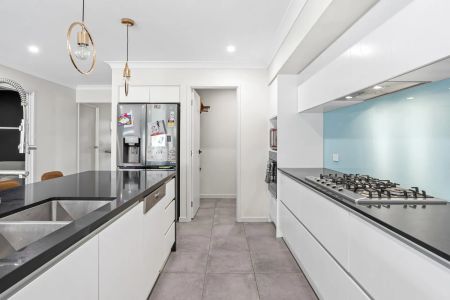 Spacious Family Home with Multiple Living Areas, Ducted Air & Garden Maintenance Included. Contact Julie Sykes 0438 050 110 - Photo 4