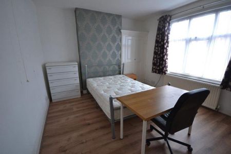4 bedroom terraced house to rent - Photo 3