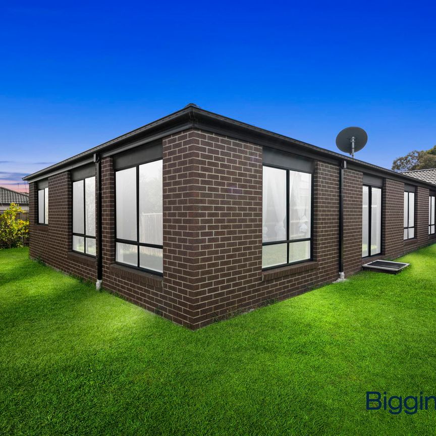 FAMILY HOME WITH MULTIPLE LIVING AREARS!!! - Photo 1