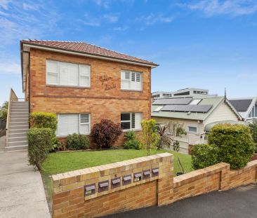 Immaculate updated apartment with harbour glimpses - Photo 3