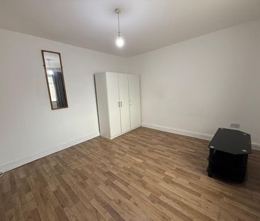 self contained studio flat in barking-£1100 inclusive bills - Photo 1