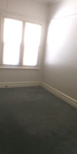 For Rent - One Bedroom Semi House with Parking - Photo 3