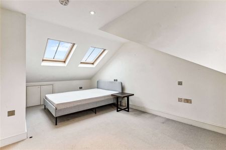 Fabulous five bedroom house with off street parking - Photo 3