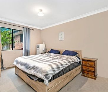 Bright, spacious and well located! - Photo 2