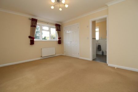 4 bedroom detached house to rent - Photo 5