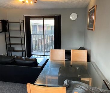 2 Bed Flat, Lenton, NG7 - Photo 2