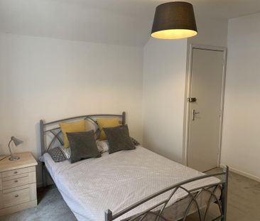 4 bedroom end of terrace house to rent - Photo 3