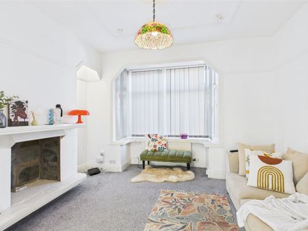 3 Bedroom - Photo 3