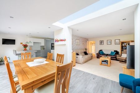 4 bedroom detached house to rent - Photo 2