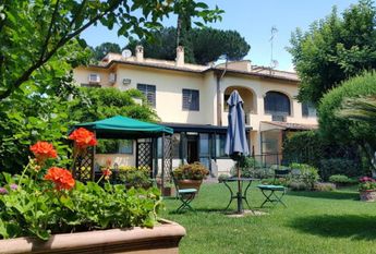 Appia Antica: Luxurious, fully furnished Villa with 5 Bedrooms, 5 baths, large private garden and swimming pool. Beautiful home is lush green setting close to the center. # 651