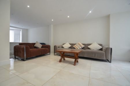 5 bedroom Semi-detached house to rent - Photo 2