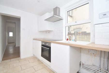 Terraced House to rent - Wykeham Street, Rochester, ME2 - Photo 3