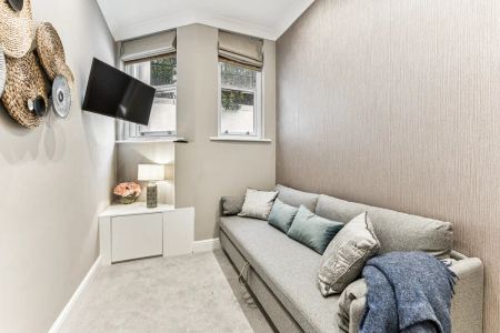 3 bedroom flat in South Kensington - Photo 3