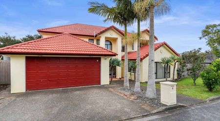 Spacious & Stylish 5-Bedroom Family Home in Pr... - Photo 3