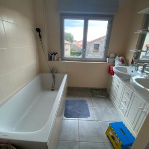 Montrodeix: maison de 100 m2 avec 3 chambres en location - Photo 2