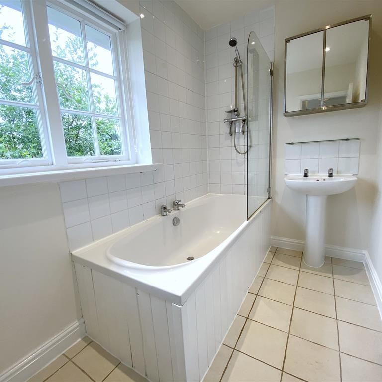 3 bedroom semi-detached house to rent - Photo 1