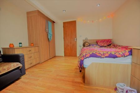 3 bedroom Flat in Flat 1, Leeds - Photo 5