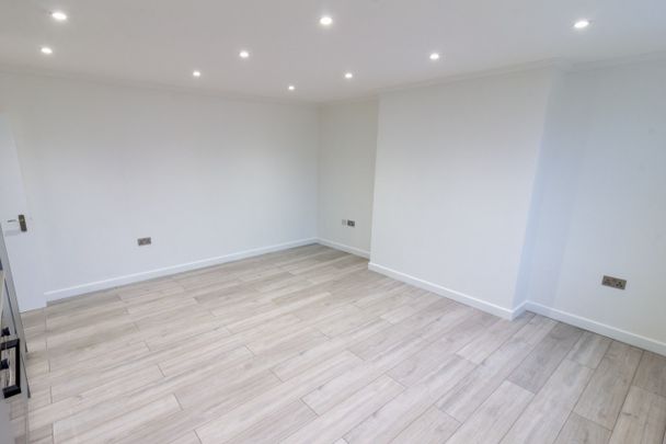 2 Bed Flat, Deptford High St., SE8 - Photo 1