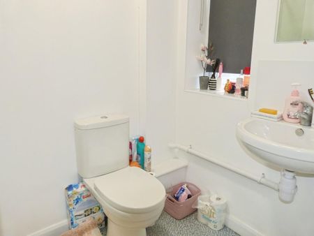 1 bedroom in a flat share to rent - Photo 5