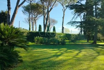 Ardeatina-Divino Amore: Quiet, charming rustic villa, big and well-curated garden, 3 beds, 1 study, 3 baths, living room, kitchen, with terraces , AC and parking space. Ref 2322