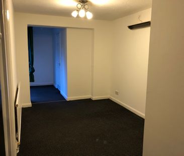 Available Lovely 3 Bedroom House Queens Park - Photo 6