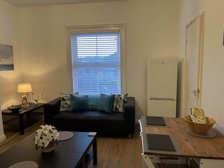 1 bedroom in a house share to rent - Photo 3