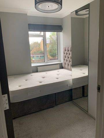 4 Bed Flat, Heathshott, TW10 - Photo 3