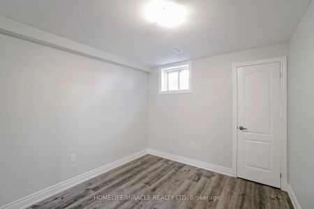 Property For Lease | W9046126 - Photo 5