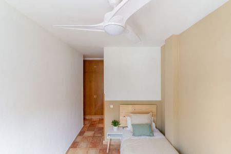Luminous room with private bathroom in Cuatro Caminos - Photo 3