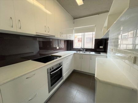 LARGE 3 BEDROOM UNIT - WALK TO ALL AMENITIES - Photo 4