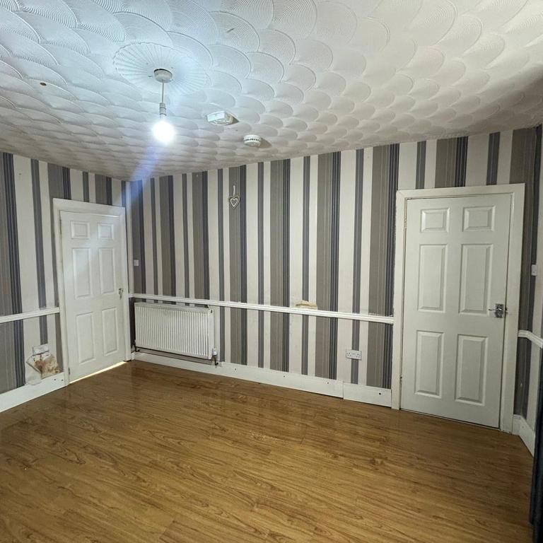 4 bedroom semi-detached house to rent - Photo 1