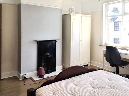 Harvest Road, Englefield Green, Egham, Surrey, TW20 0QR - Photo 2