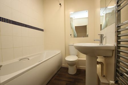 Boston Central, Bath Road, Kettering, Northants, NN16 - Photo 4