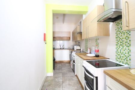 4 Bed Semi-Detached House, Cecil Avenue, IG11 - Photo 2