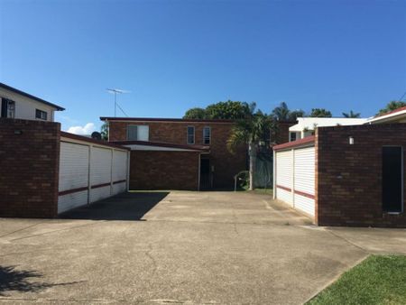 Ground Floor Two Bedroom Unit - Walk to Water - Photo 4