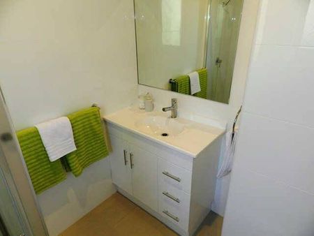 SPACIOUS STUDIO APARTMENT | ALL UTILITIES INCLUDED - WI-FI, GAS, ELECTRICITY, WATER - Photo 3